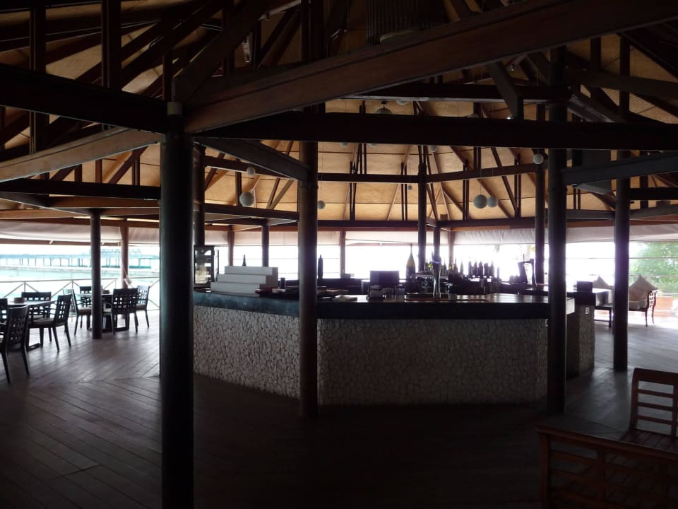 Hauptbar direkt neben dem Restaurant Diamonds Thudufushi
