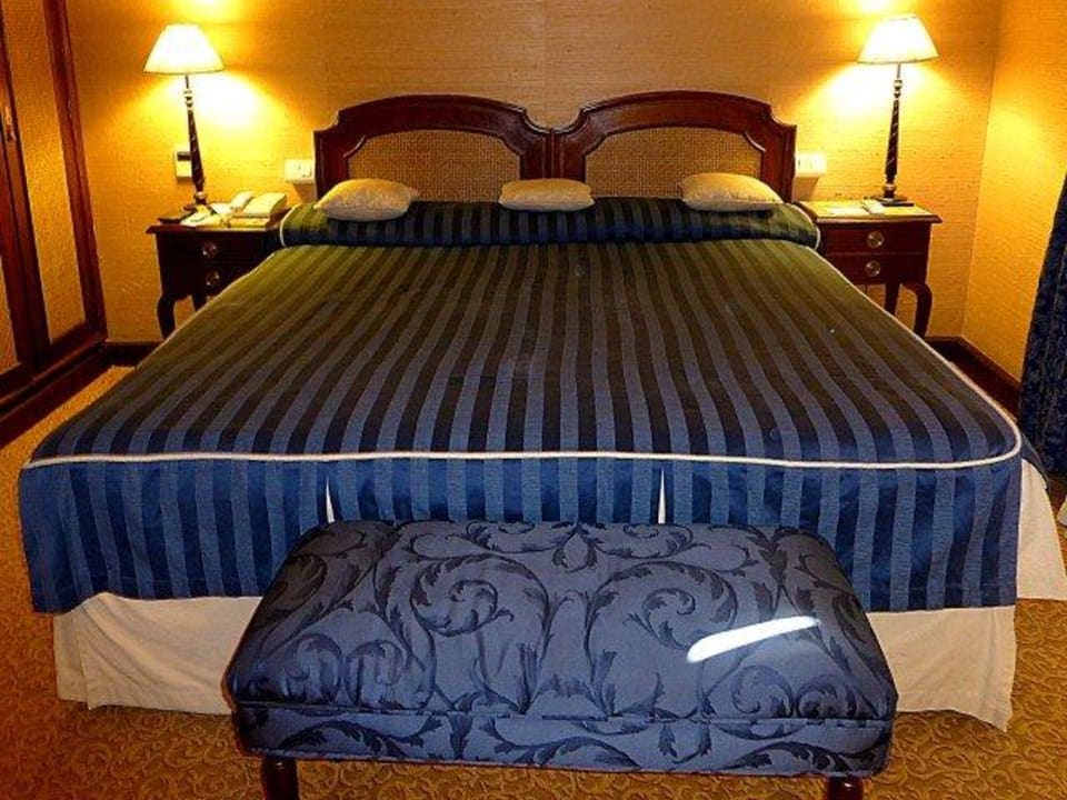 Das komfortable Bett in der Suite Hotel Lisboa Plaza