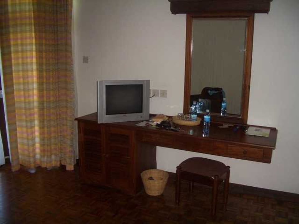 Schreibtisch und TV-Ecke Travellers Beach Hotel & Club