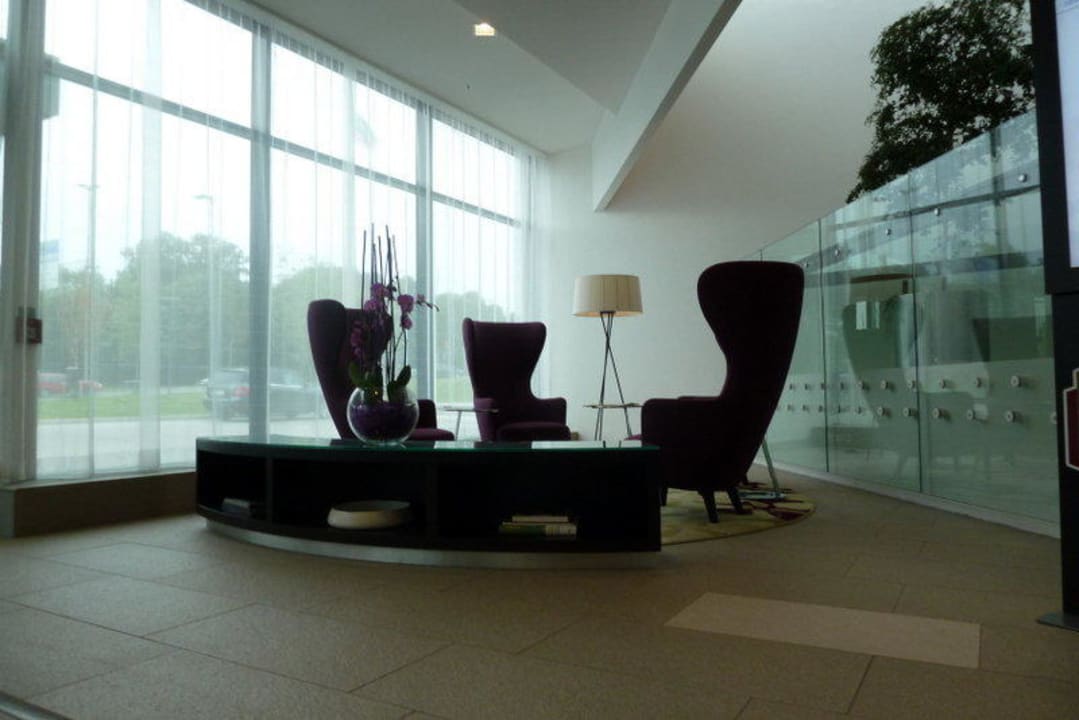 Kleine Warte-Lounge neben Eingang Hotel Courtyard by Marriott Stockholm Kungsholmen