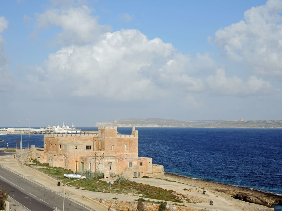 Blick vom Zimmer 408 auf die Fähre am Anleger  Riviera Spa Resort - Adults Only