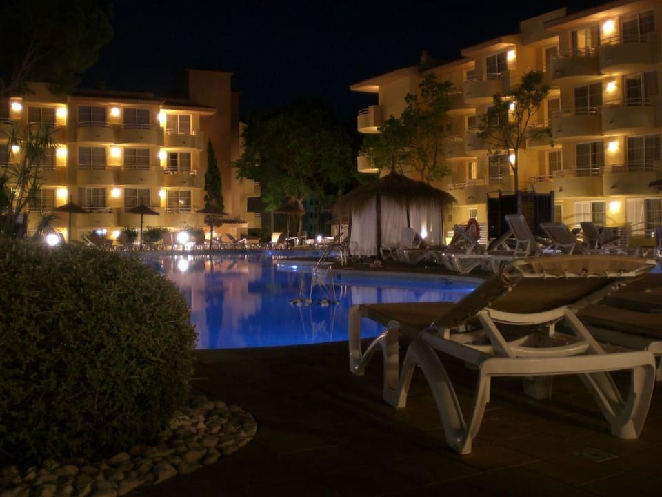 Pool und Hotel bei Nacht Prinsotel La Pineda