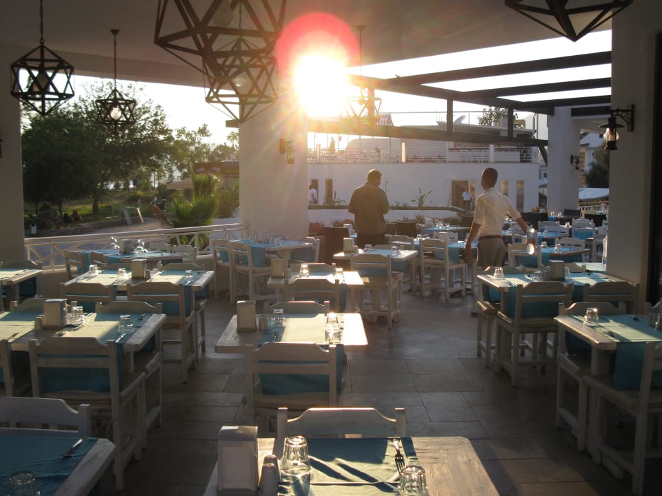Außenrestaurant mit Blick auf Meer Ölüdeniz Beach Resort by Z Hotels