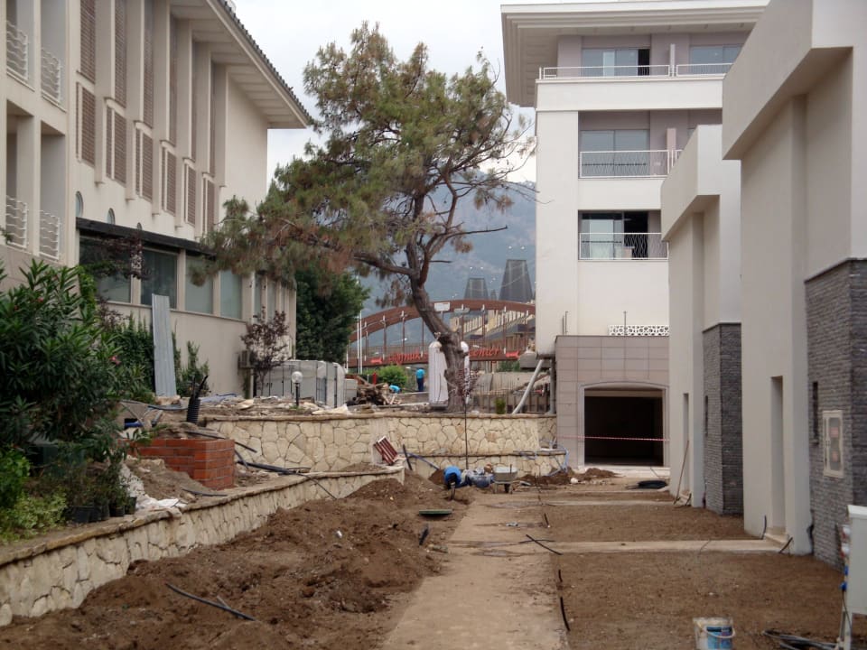 Linke Bildhälfte: Altbau, rechte Bildhälfte: Neubau Kilikya Palace Göynük