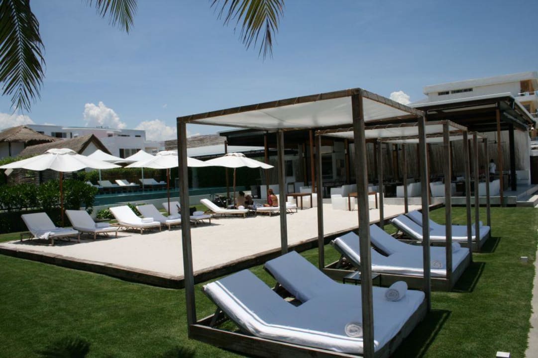 Liege- und Sandfläche am Strand Hotel Putahracsa Hua Hin