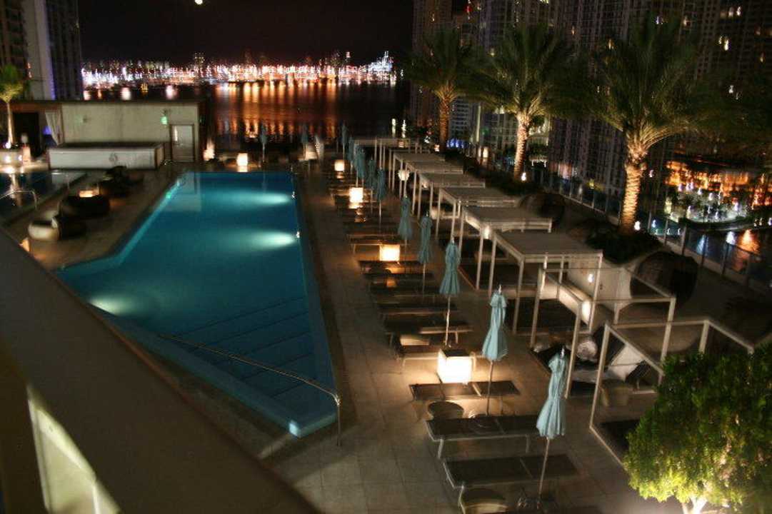 Ausblick auf den Pool bei Nacht Epic Hotel - a Kimpton Hotel