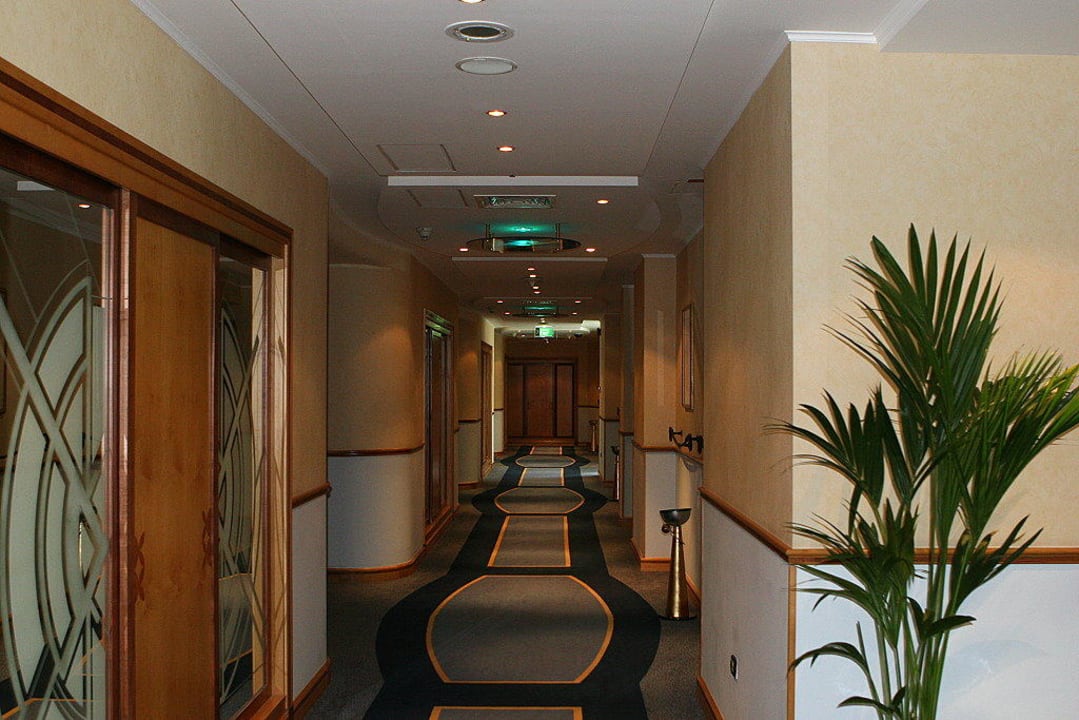 Korridor Le Meridien Mina Seyahi Beach Resort & Waterpark