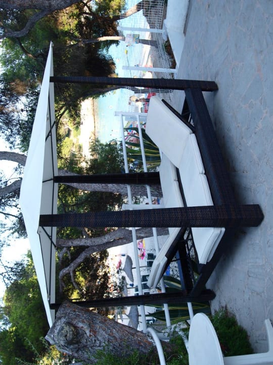 Liegen auf dem Weg zum Strand Grupotel Rocador