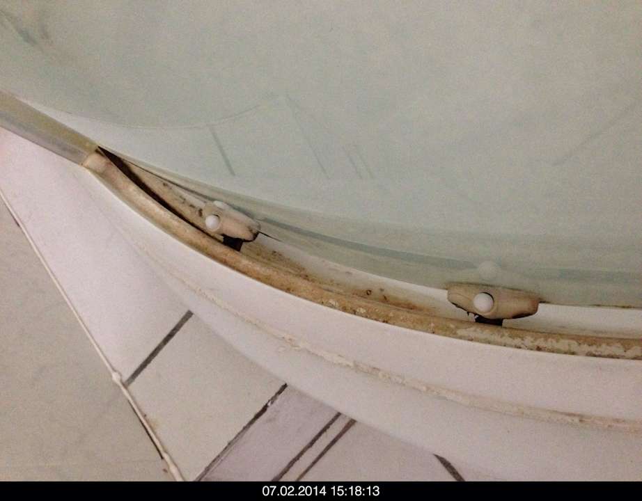 Duschtüren verschimmelt und verkalkt The Park Hotel