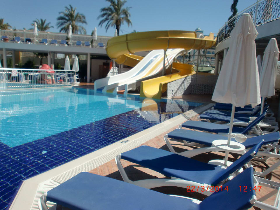 Es gibt noch genügend Liegestühle Dream World Resort & Spa