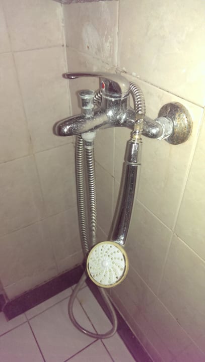 Dusche mit verkalkten Armaturen Hotel Chrysalis Suites