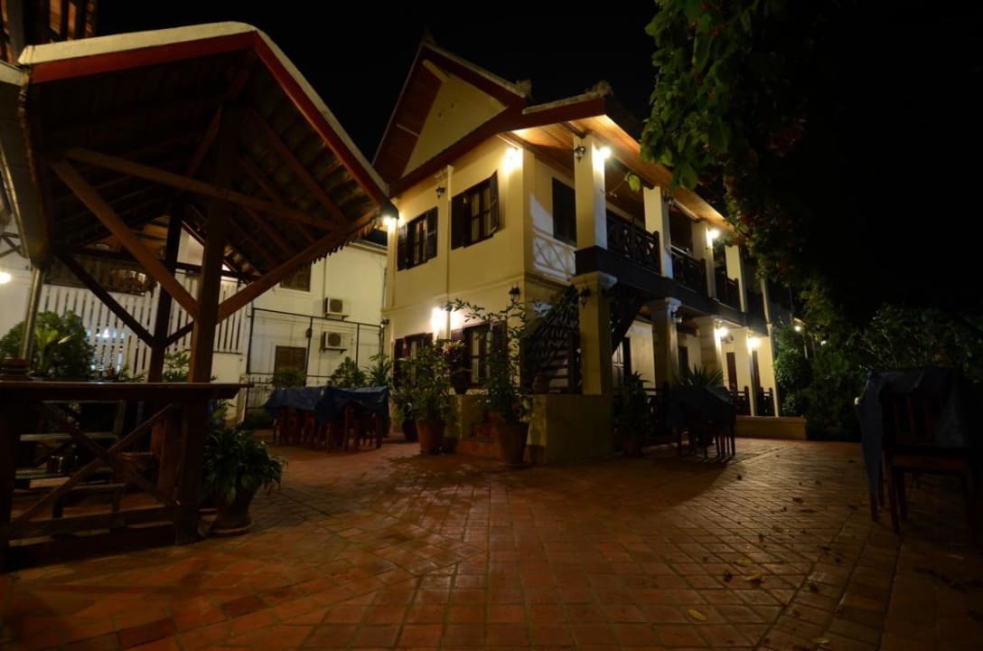 Innenhof bei Nacht Hotel Villa Saykham