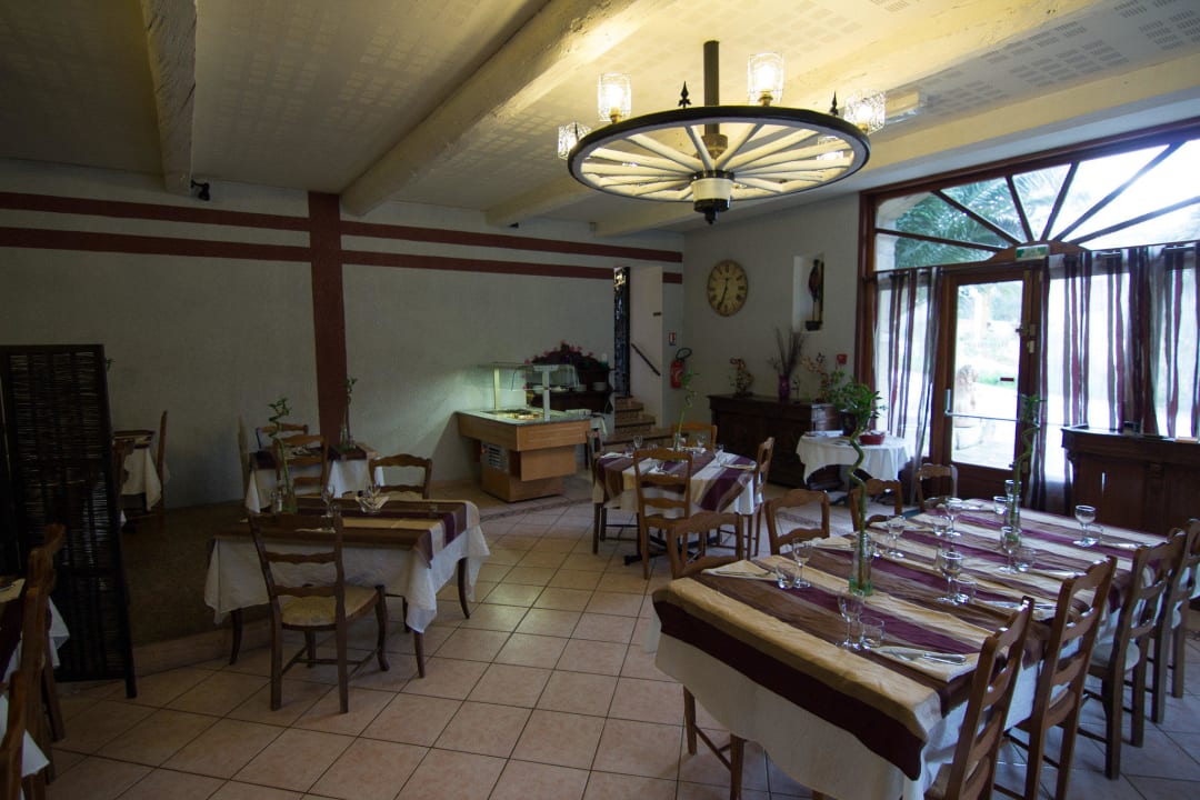 Blick zum Eingang und Buffet Hotel Auberge du Chateau