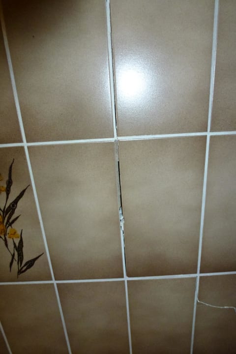 Sich lösende Fliesen im Bad Flair Hotel Weinstube Lochner