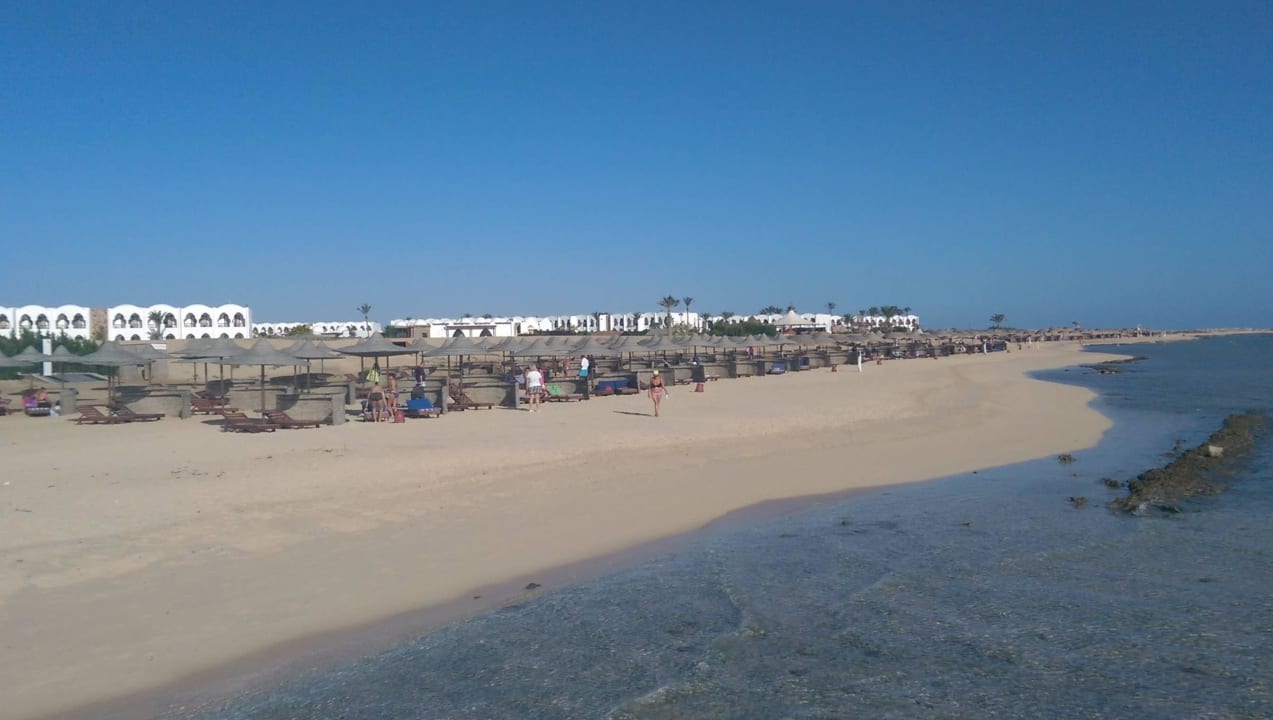 Blick auf Hotel vom Steg aus Hotel Gorgonia Beach Resort