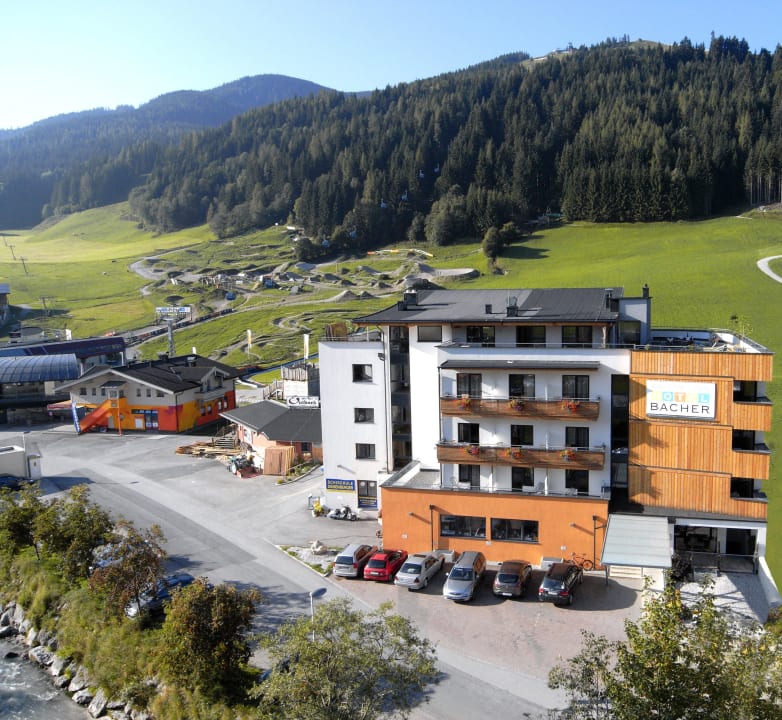 Außenansicht mit Blick auf den BikePark  Hotel Bacher Asitzstubn