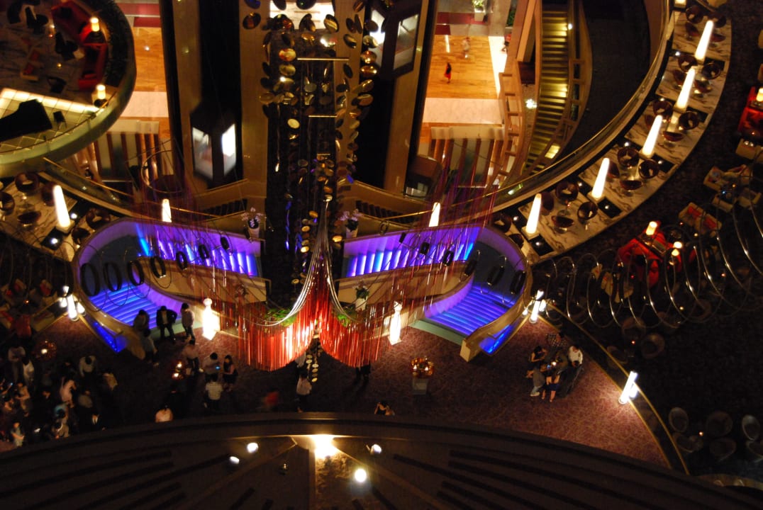 Blick von oben runter in die Lobby Parkroyal Collection Marina Bay