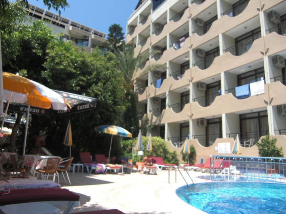 Pool mit Restaurant Gardenia Hotel