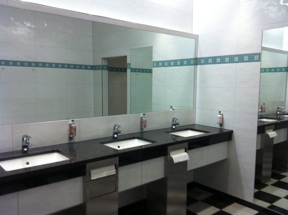 Waschtische in den DamenWCs Hilton Munich Airport