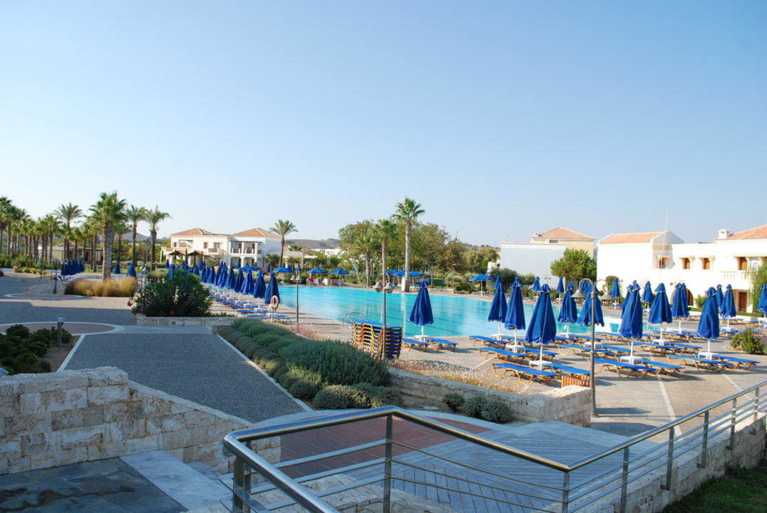 Pool morgens um 10 - alles frei Neptune Luxury Resort