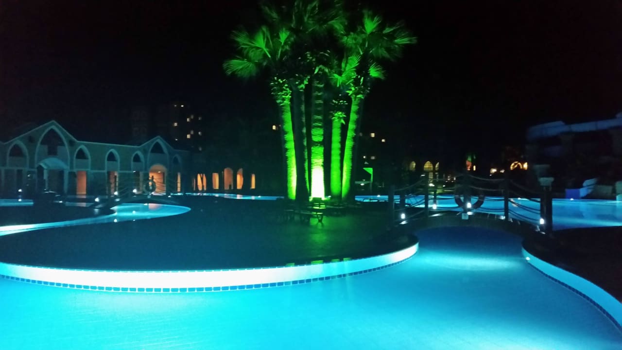 Hauptpool am Abend Megasaray Club Belek