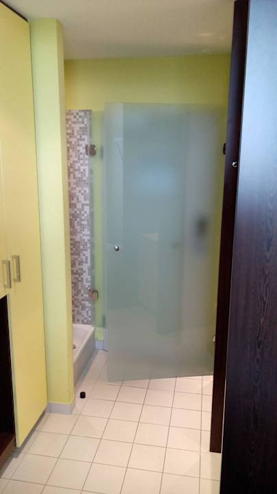 Flur - links Dusche, rechts WC Arthotel ANA Hafen City