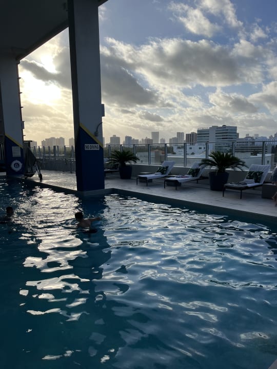 Pool SERENA Hotel Aventura Miami, Tapestry Collection by Hilton