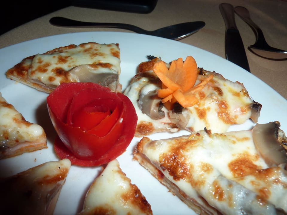 Pizza mit Gemüsedeko  Pickalbatros Dana Beach Resort - Hurghada