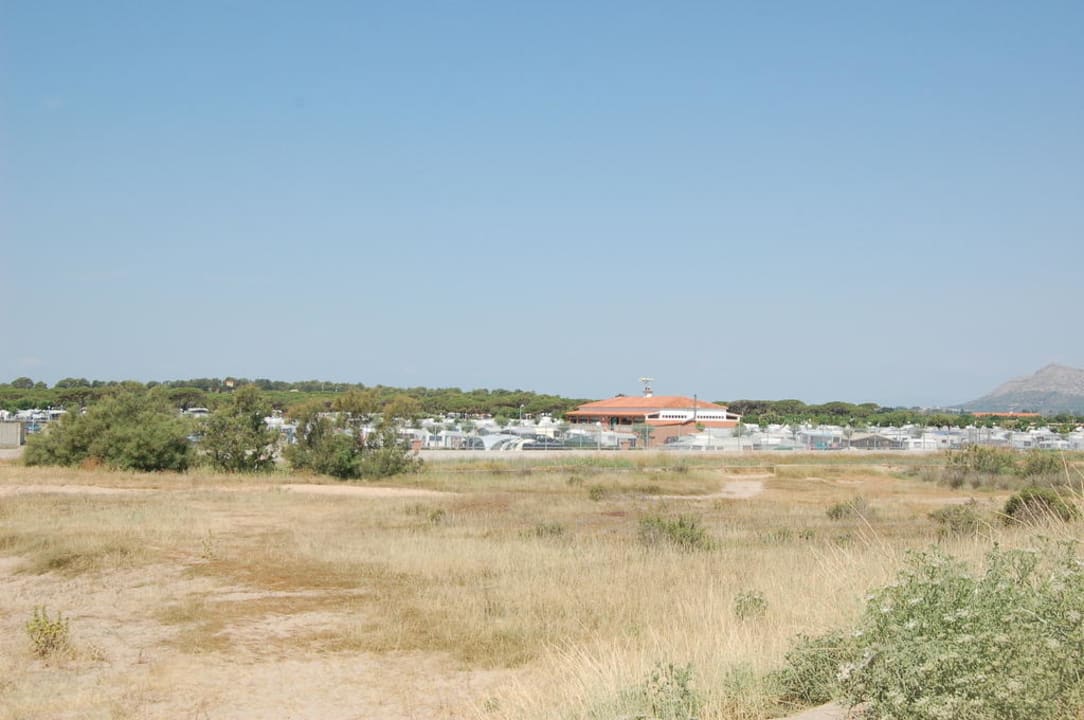 Blick vom Strand über die Dünen zum Campingplatz Hotel Clipper & Bungalows