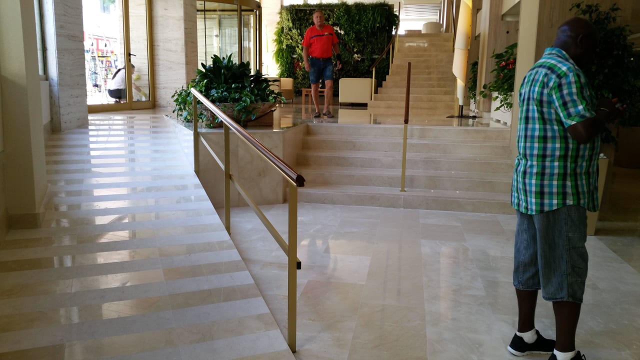 Blitz-blanke Lobby Sabina Hotel & Suites