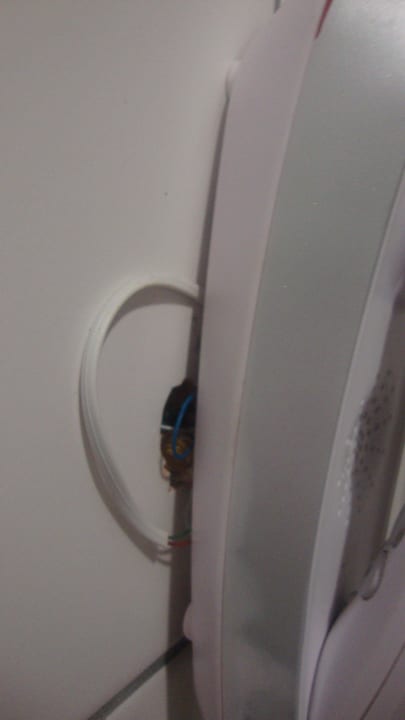 Kabel hängen beim Telefon raus neben der Dusche AQI Pegasos World