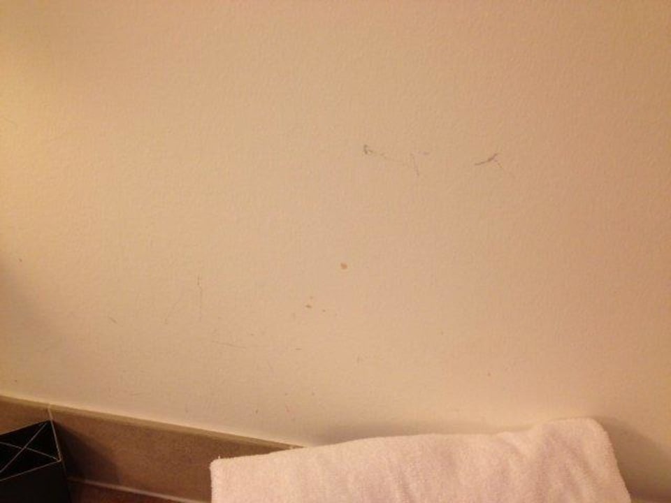 Badezimmer mit verschmutzten Wänden Hotel Mondial am Dom Cologne- MGallery