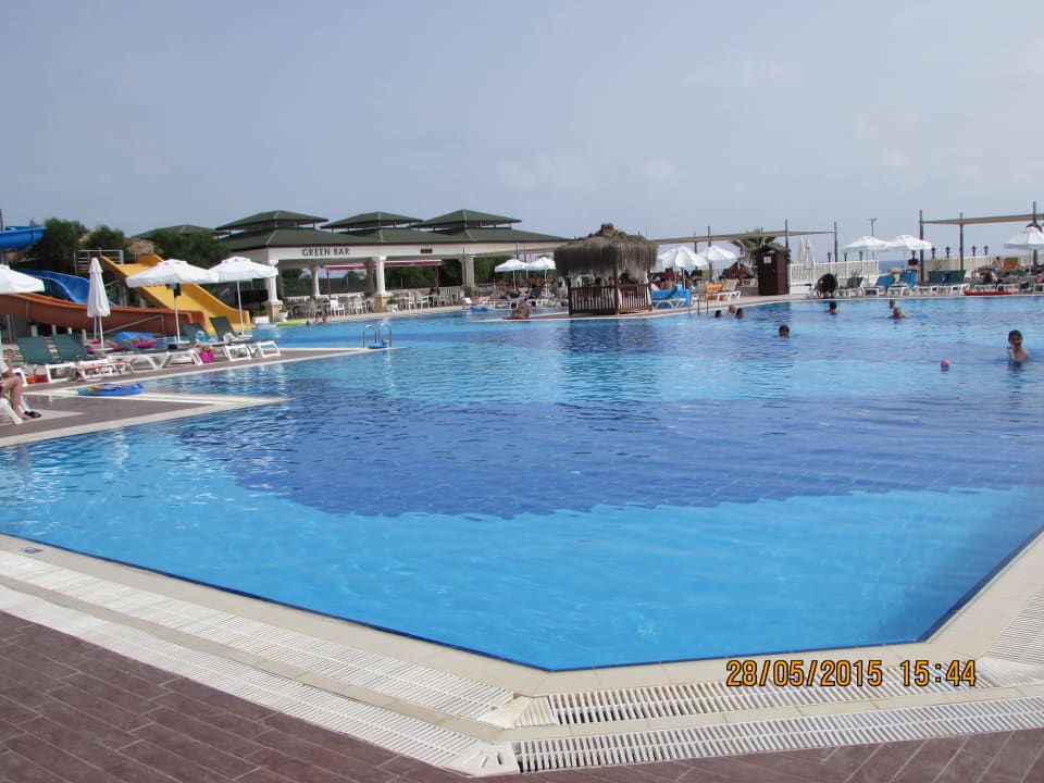 Blick vom Pool zur Green Bar Hotel Club Nena