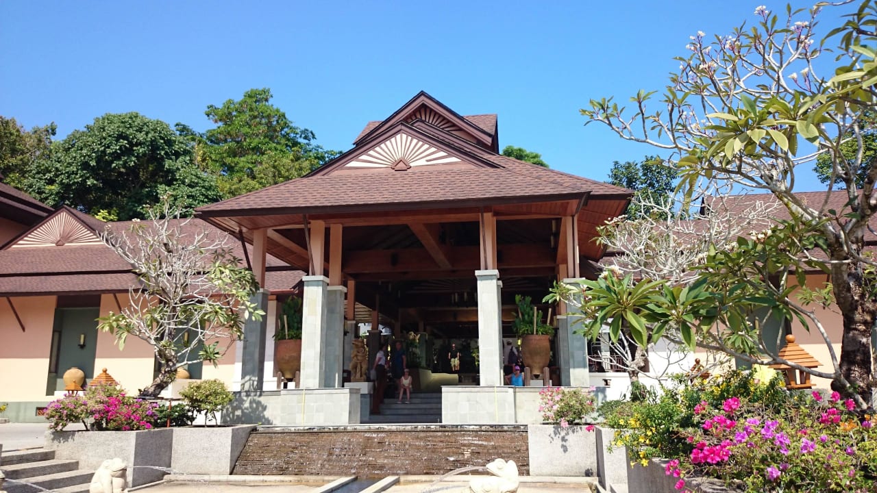 Einladender Eingang Khao Lak Merlin Resort