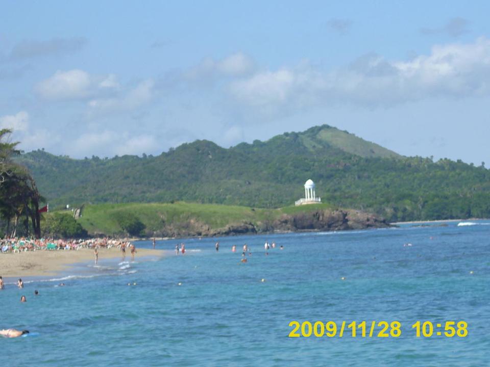 Blick vom Wasser auf den Stand Playabachata Hotel