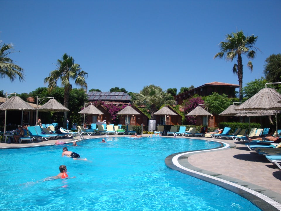 Links im Bild die Poolbar von 10-18 Uhr geöffnet Can Garden Beach