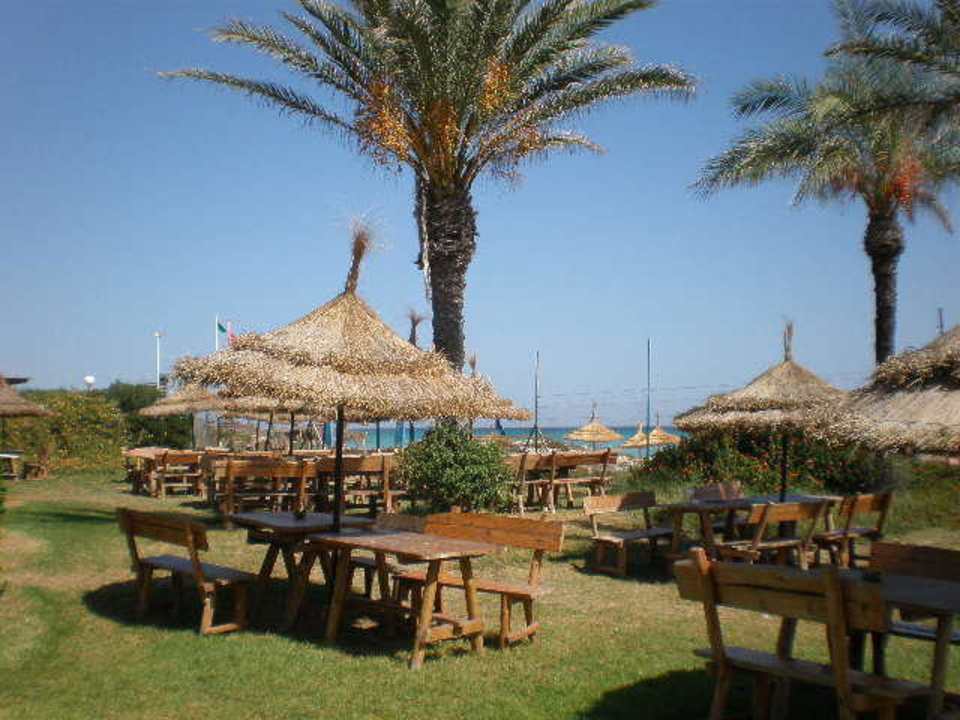Sitzbereich der Snackbar am Meer Mahdia Beach & Aquapark