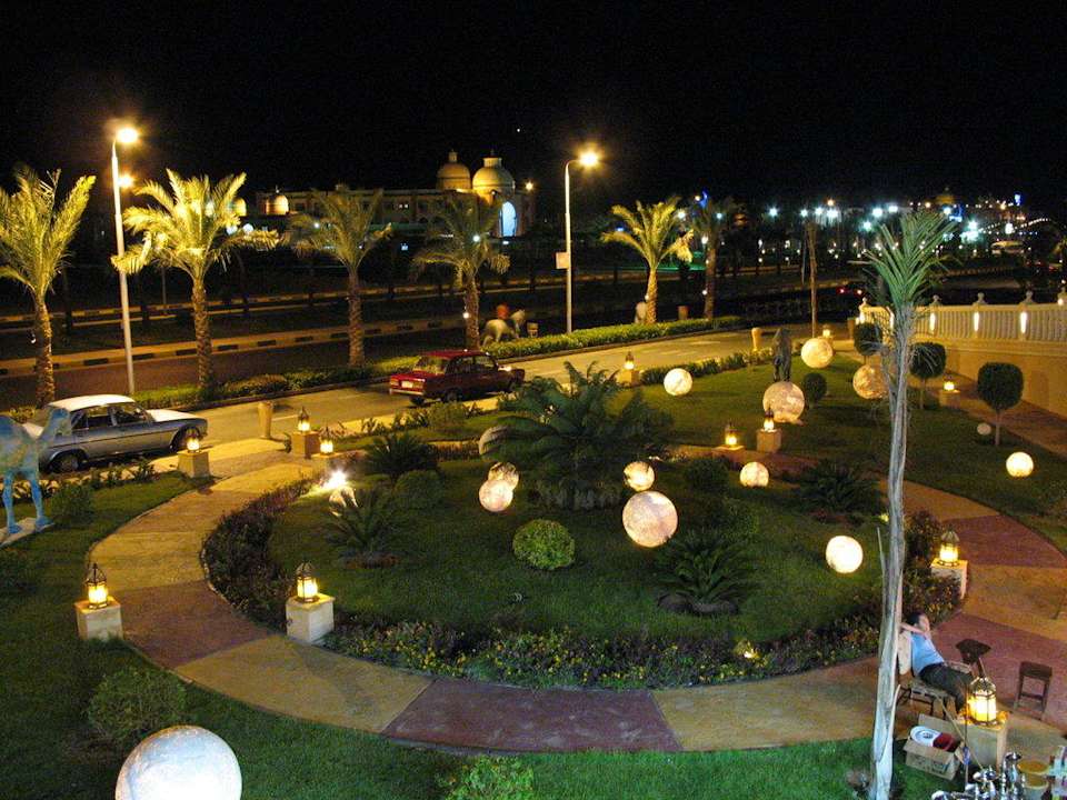 Vor dem Hotel Pickalbatros Palace Resort