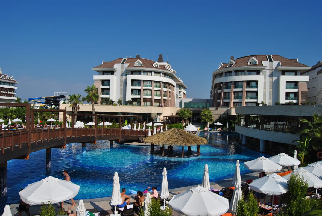 Hotel von Brücke aus Sherwood Dreams Resort