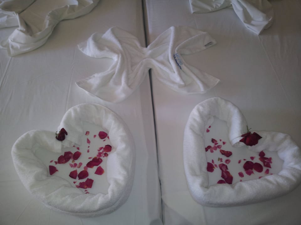 Tägl. Deko des Zimmermädchens Vantaris Palace