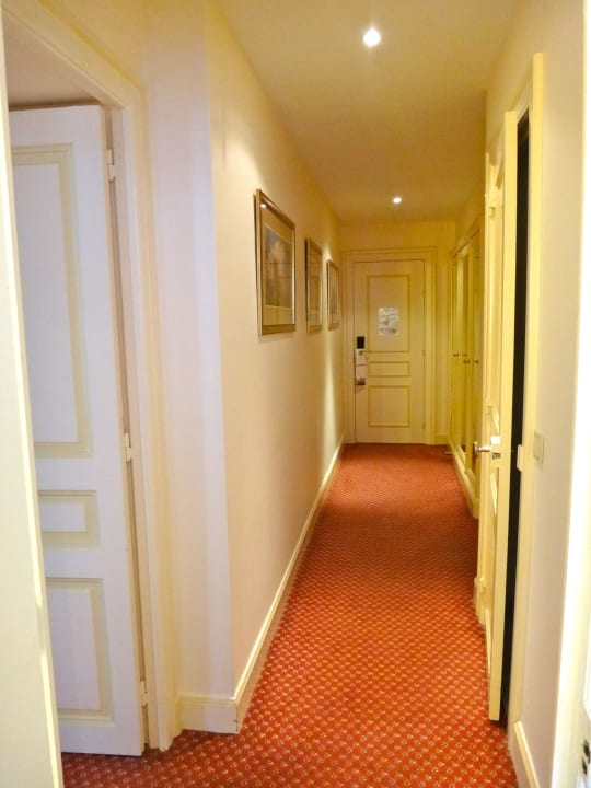 Blick vom Badezimmer in den Gang zur Zimmertür Hotel Le Plaza Brussels