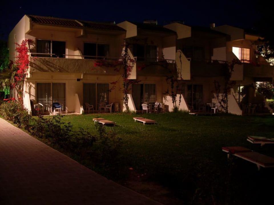 Bungalowy nocą Hotel Filerimos Village