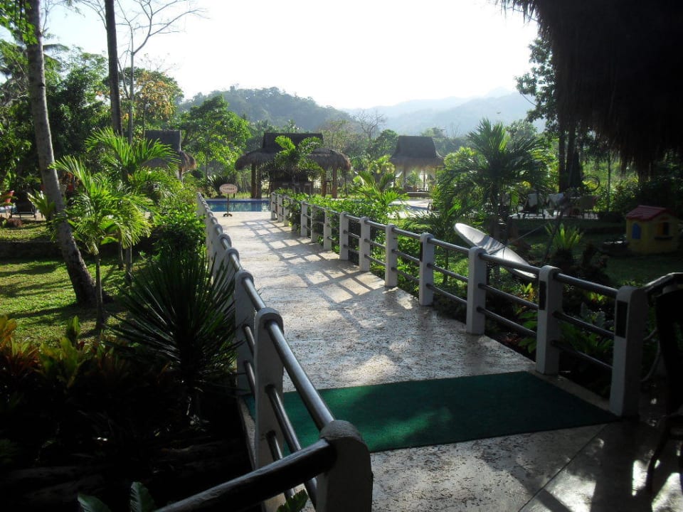 Fußweg vom Restaurant zum  Pool Daluyon Beach & Mountain Resort