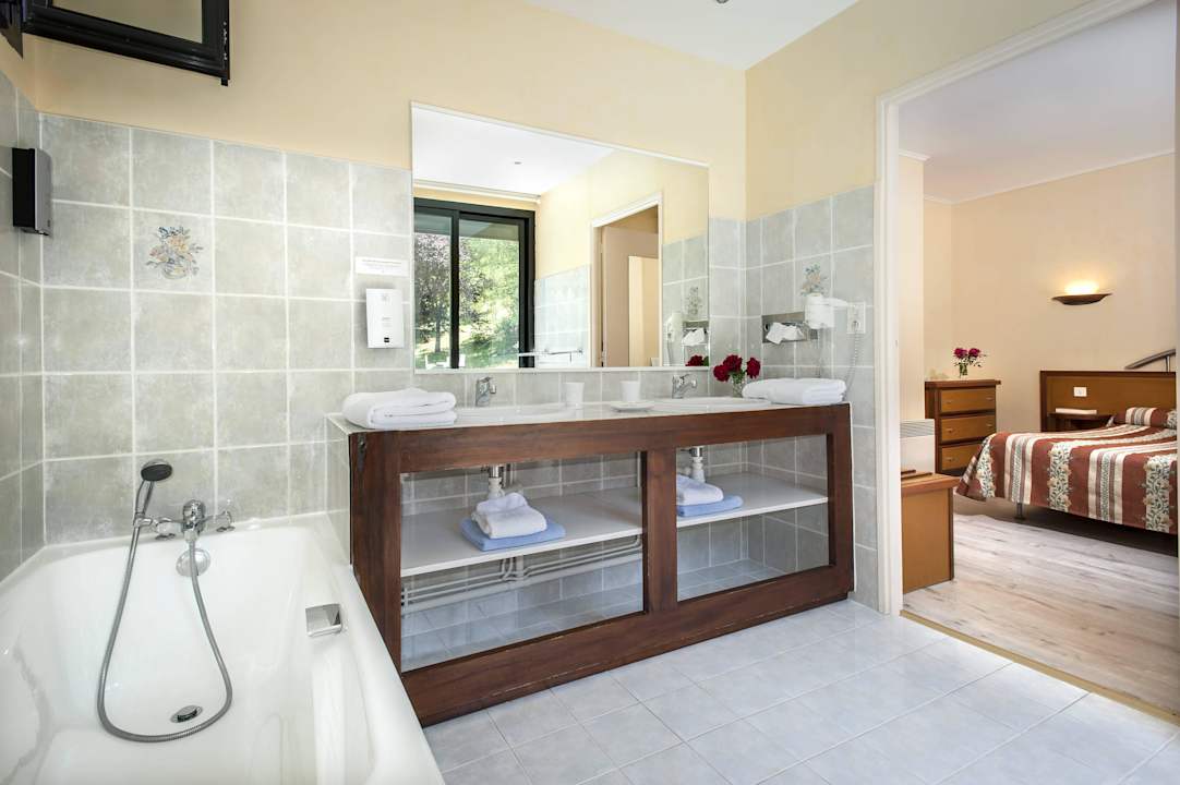 Badezimmer mit Bad Hotel Logis le Mont Aigoual