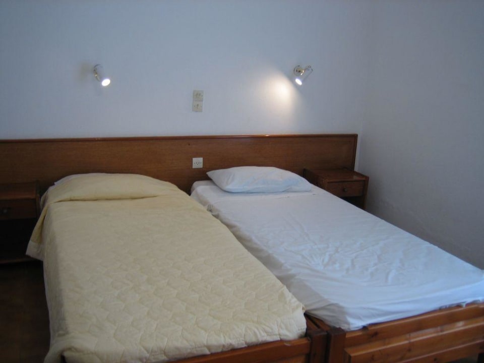 Einzelbetten im Schlafzimmer Acharavi Beach Hotel