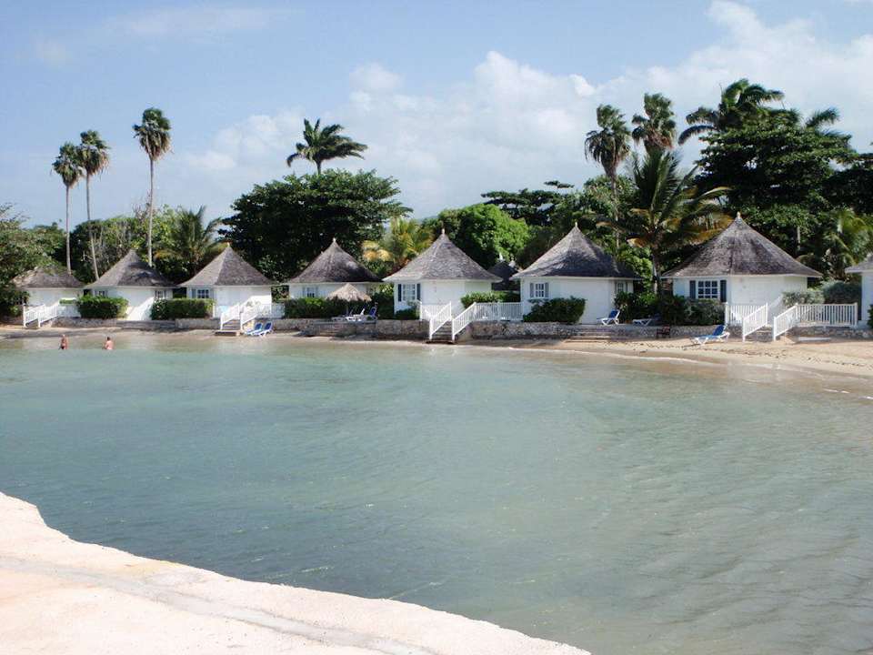 Blick vom Steg auf die Bungalows Grand Muthu Club Caribbean Runaway Bay
