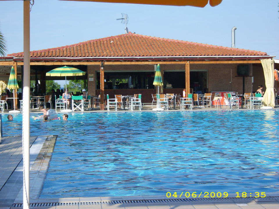 Pool und Restaurant wo Mittags gegessen wurde alltoura Club Hotel Poseidon Palace