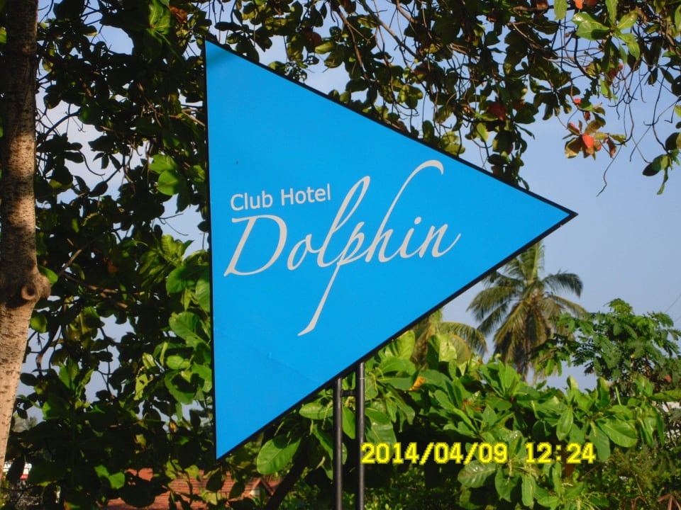 Hinweisschild zum Eingang Club Hotel Dolphin