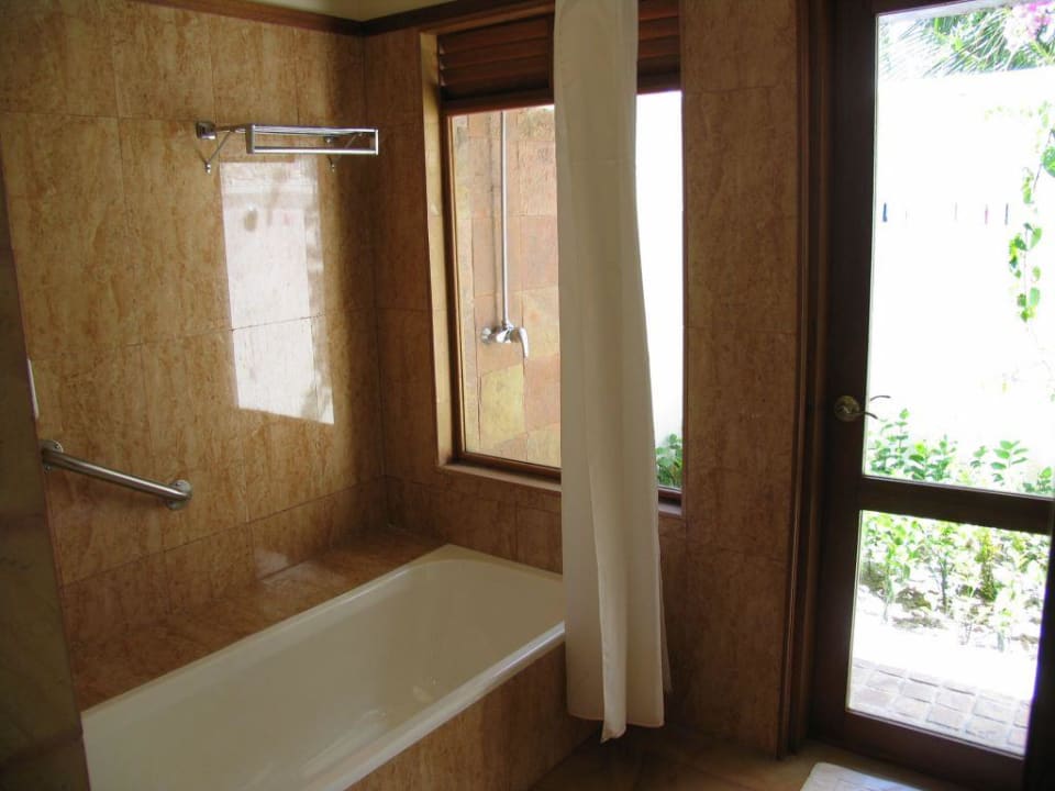 Das Badezimmer mit Gartendusche Kuramathi Maldives