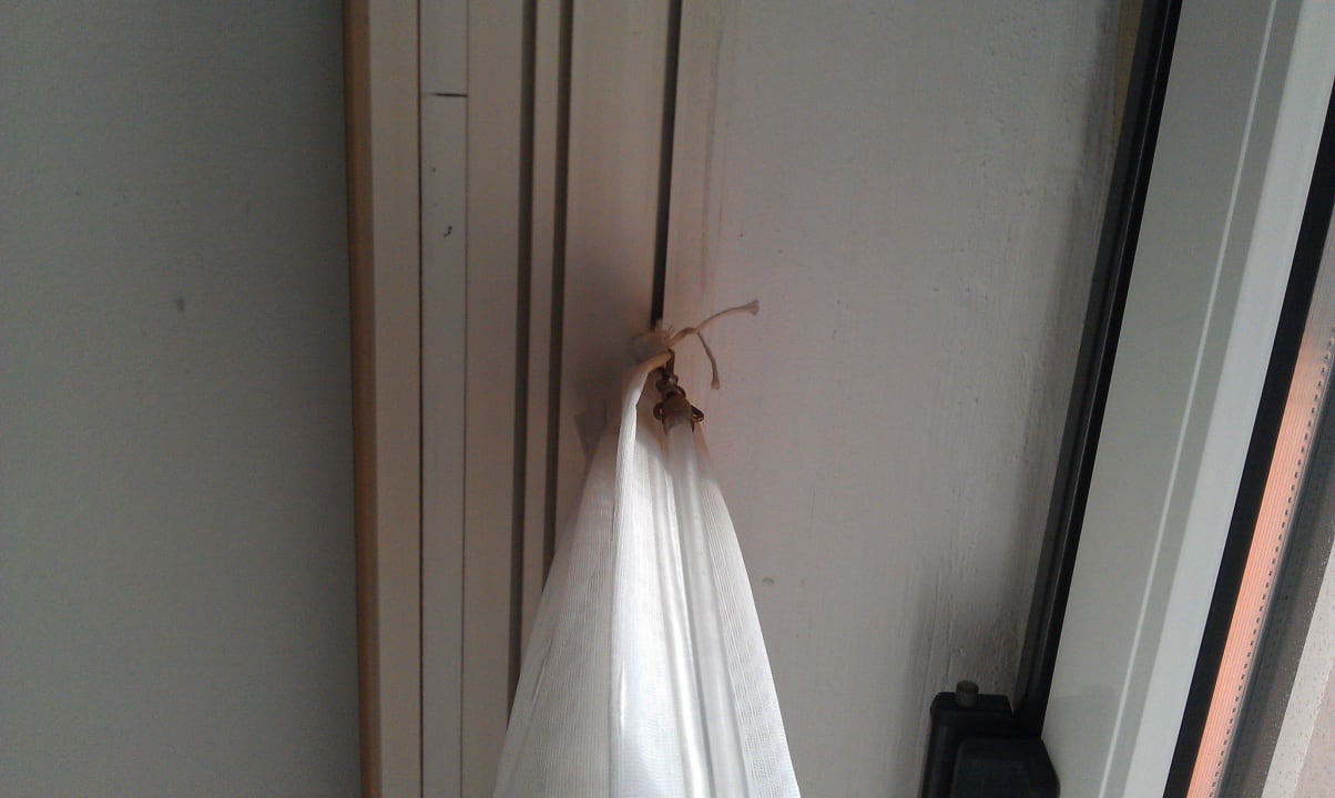 Dreckige, schwarze Gardinen Strandhotel